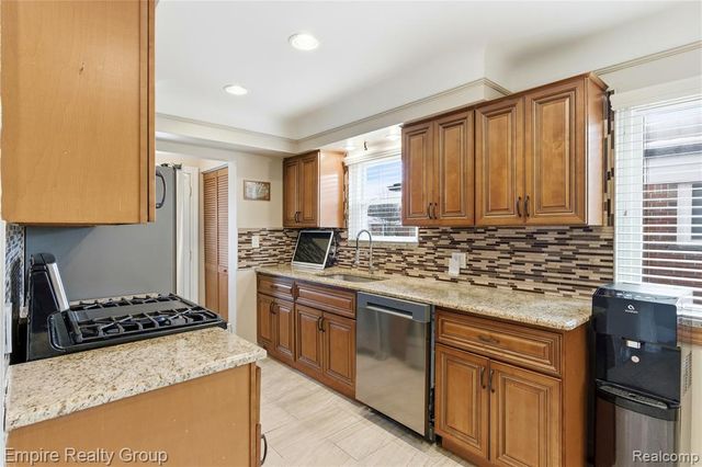 6545 Robindale Avenue, Dearborn Heights, MI 48127