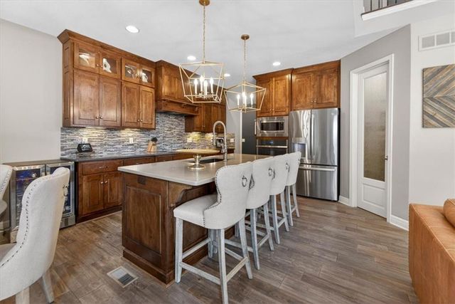 1301 NE TIMBERLINE Court, Lee's Summit, MO 64064