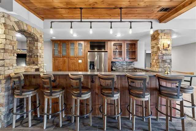 1301 NE TIMBERLINE Court, Lee's Summit, MO 64064