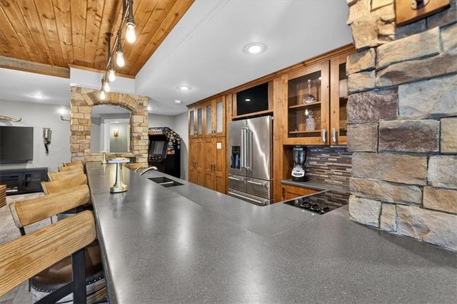 1301 NE TIMBERLINE Court, Lee's Summit, MO 64064