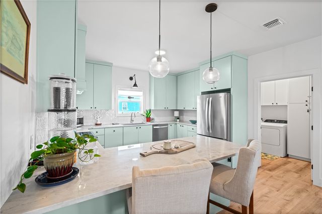 568 W Post Oak Lane, Rockport, TX 78382