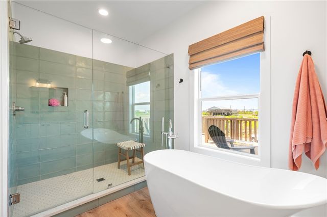 568 W Post Oak Lane, Rockport, TX 78382