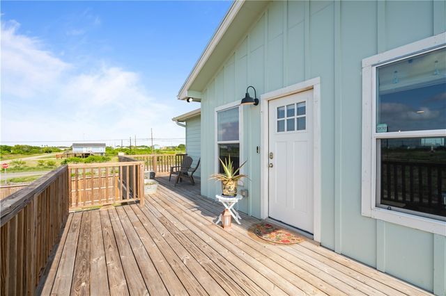 568 W Post Oak Lane, Rockport, TX 78382
