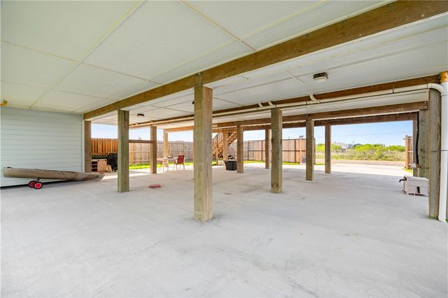 568 W Post Oak Lane, Rockport, TX 78382