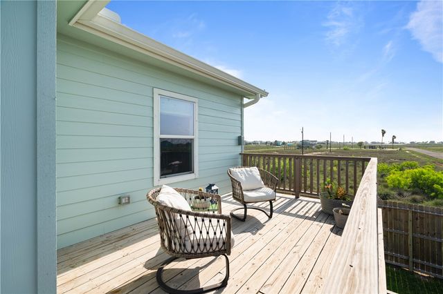 568 W Post Oak Lane, Rockport, TX 78382