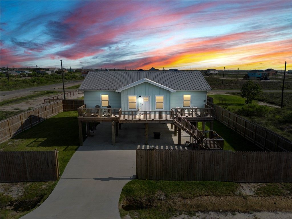 568 W Post Oak Lane, Rockport, TX 78382