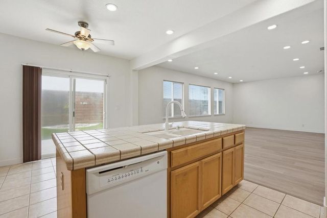 381 Honeybell Street, Los Banos, CA 93635