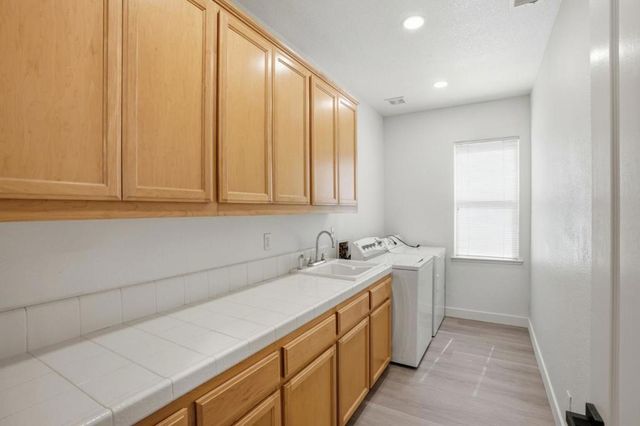 381 Honeybell Street, Los Banos, CA 93635