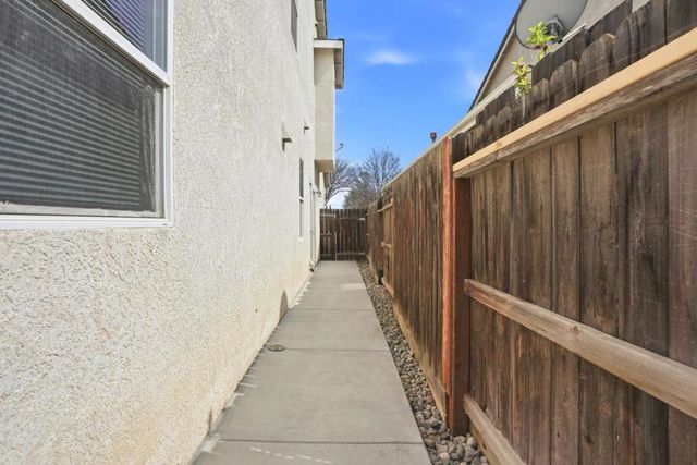 381 Honeybell Street, Los Banos, CA 93635