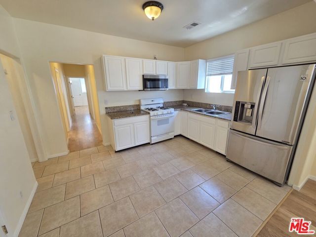 1818 S La Brea Avenue, Los Angeles, CA 90019