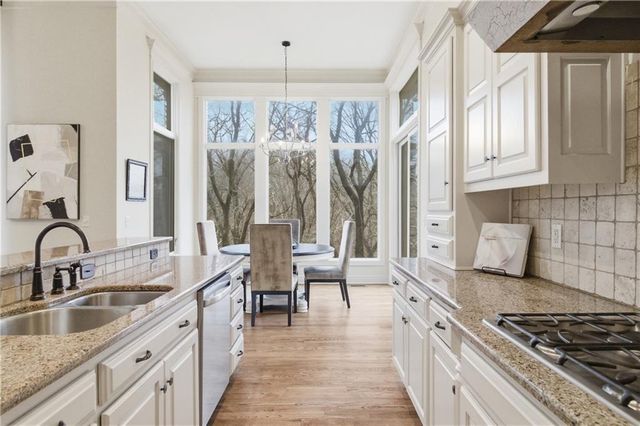 10514 River Hills Drive, Parkville, MO 64152