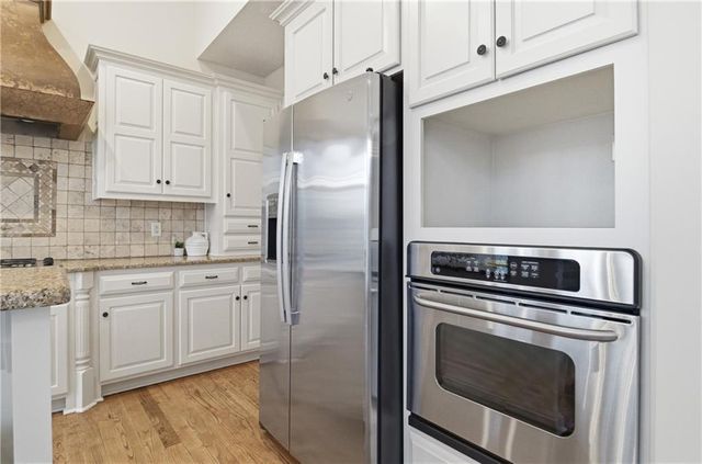 10514 River Hills Drive, Parkville, MO 64152