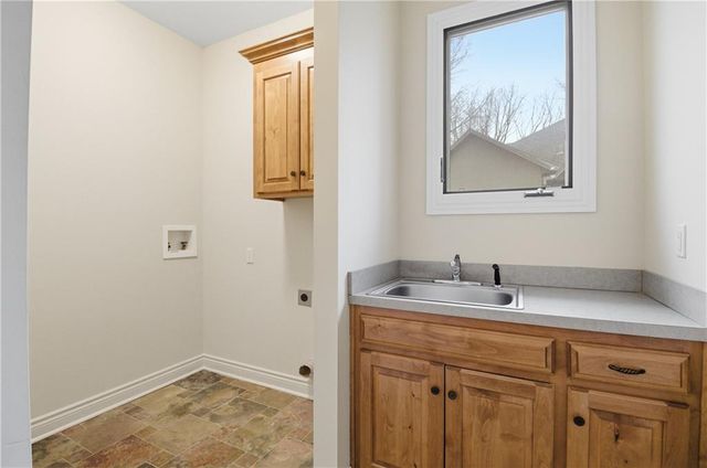 10514 River Hills Drive, Parkville, MO 64152