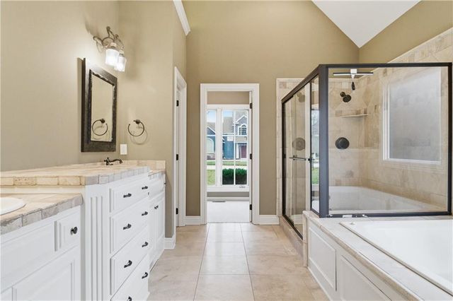 10514 River Hills Drive, Parkville, MO 64152