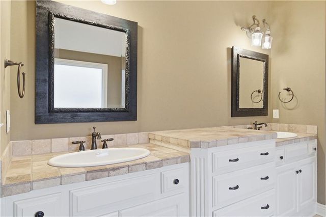 10514 River Hills Drive, Parkville, MO 64152