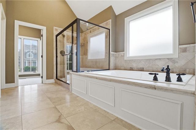 10514 River Hills Drive, Parkville, MO 64152