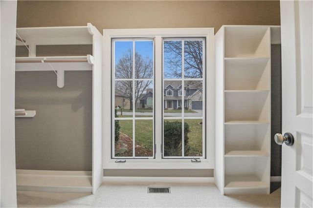 10514 River Hills Drive, Parkville, MO 64152