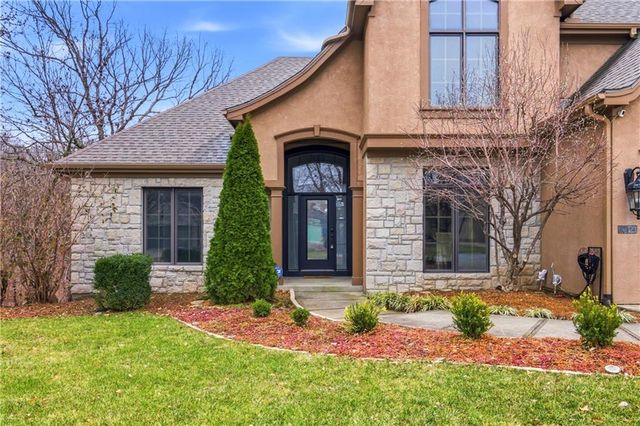 10514 River Hills Drive, Parkville, MO 64152