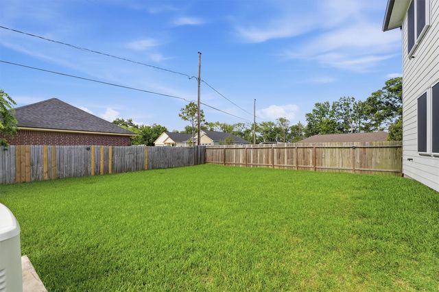 11037 Bois D Arc Street, La Porte, TX 77571