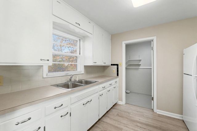 915 S Drury Ln, Wichita, KS 67207