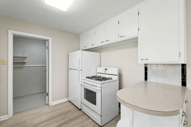 915 S Drury Ln, Wichita, KS 67207