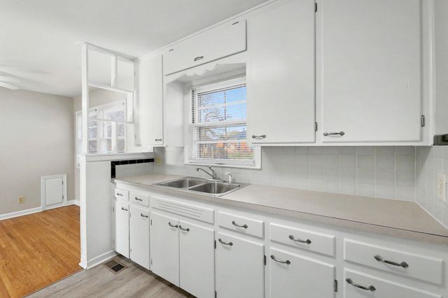 915 S Drury Ln, Wichita, KS 67207