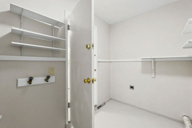 915 S Drury Ln, Wichita, KS 67207