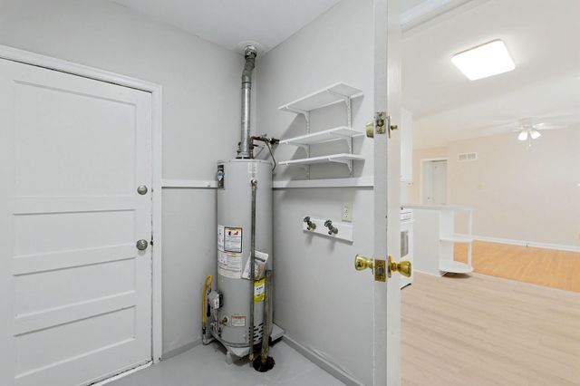 915 S Drury Ln, Wichita, KS 67207