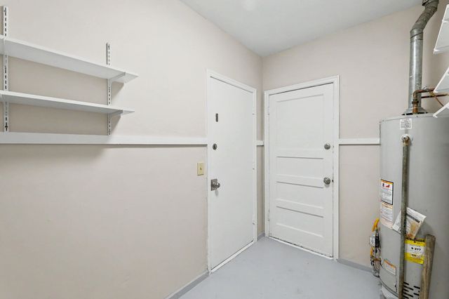 915 S Drury Ln, Wichita, KS 67207