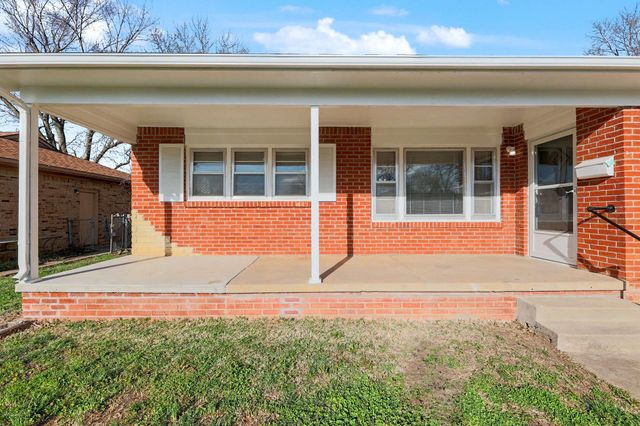 915 S Drury Ln, Wichita, KS 67207