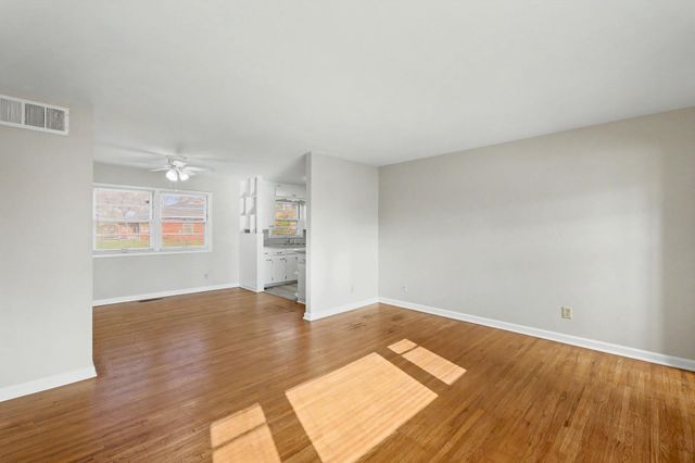 915 S Drury Ln, Wichita, KS 67207