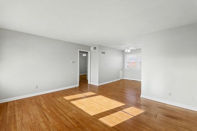 915 S Drury Ln, Wichita, KS 67207