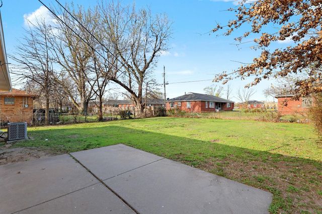 915 S Drury Ln, Wichita, KS 67207