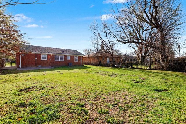 915 S Drury Ln, Wichita, KS 67207