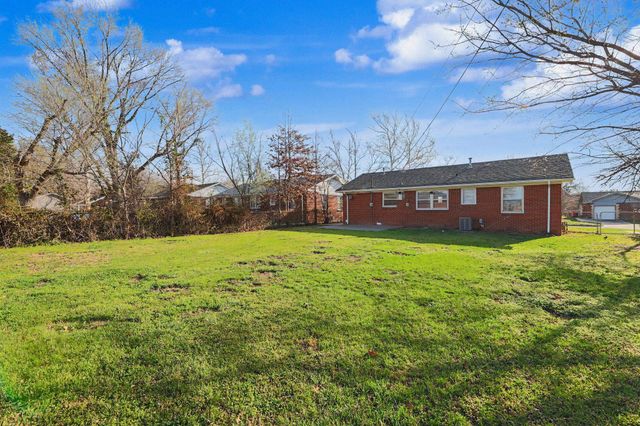 915 S Drury Ln, Wichita, KS 67207