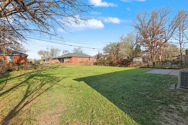 915 S Drury Ln, Wichita, KS 67207