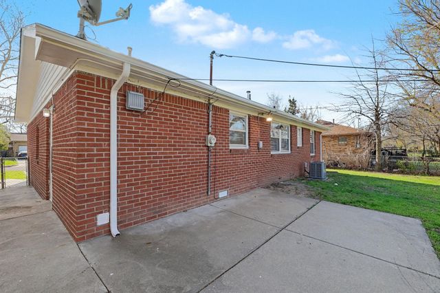 915 S Drury Ln, Wichita, KS 67207