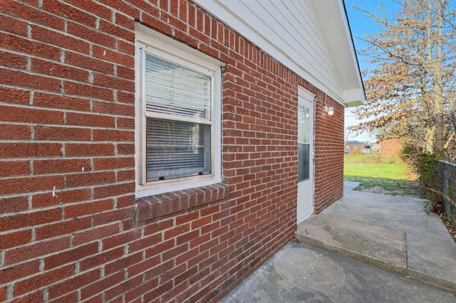 915 S Drury Ln, Wichita, KS 67207