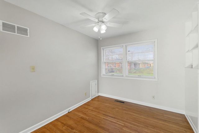 915 S Drury Ln, Wichita, KS 67207