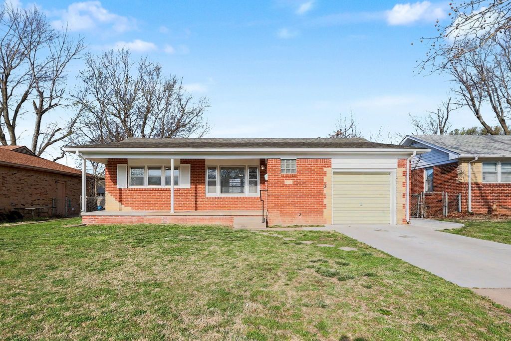 915 S Drury Ln, Wichita, KS 67207