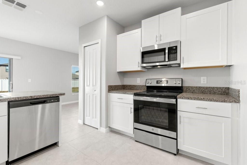Image 7 of property listing at 4436 GLOBE THISTLE DRIVE, Tampa, FL 33619