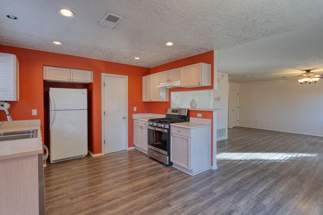 6904 Shale Avenue NE, Albuquerque, NM 87113