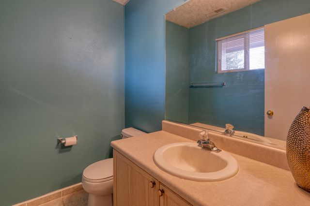 6904 Shale Avenue NE, Albuquerque, NM 87113