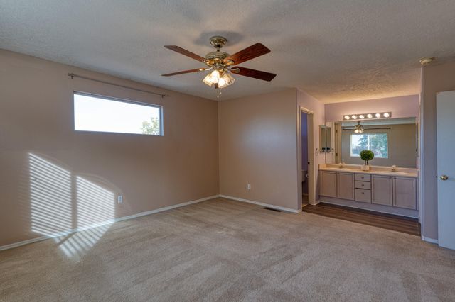 6904 Shale Avenue NE, Albuquerque, NM 87113