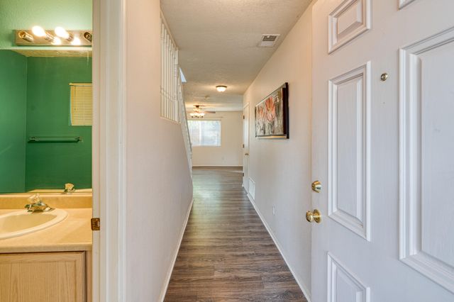 6904 Shale Avenue NE, Albuquerque, NM 87113