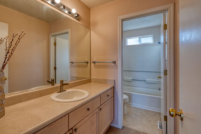 6904 Shale Avenue NE, Albuquerque, NM 87113