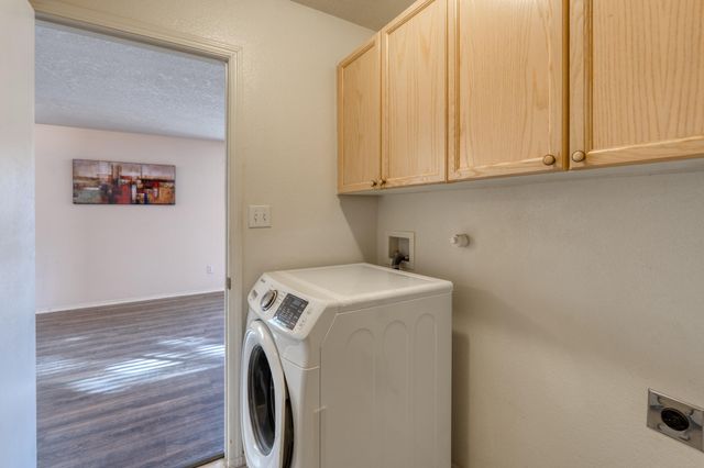 6904 Shale Avenue NE, Albuquerque, NM 87113