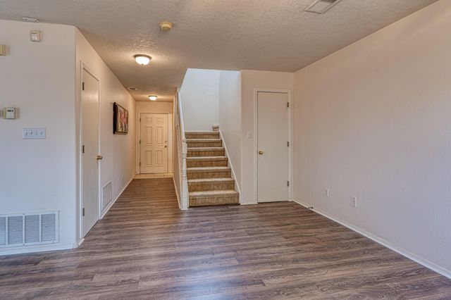 6904 Shale Avenue NE, Albuquerque, NM 87113