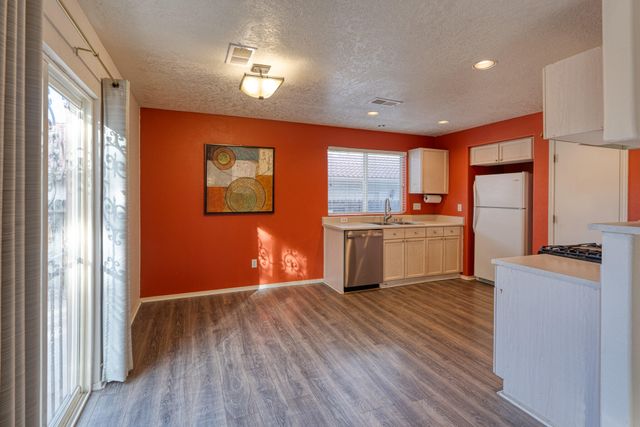 6904 Shale Avenue NE, Albuquerque, NM 87113