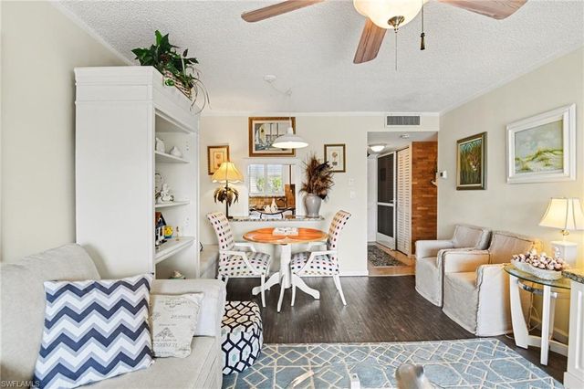 200 Forest Lakes BLVD 305, Naples, FL 34105